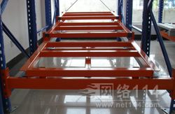 【上海仕毅貨架供應工業倉庫后推式壓入